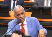 Pastor Sargento Isidório faz performance travestido de mulher