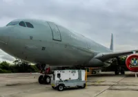 Pessoa morre ao ser sugada por turbina de avião em aeroporto