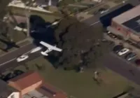 Piloto faz pouso de emergência e evita queda de avião em cima de casas