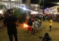 Polêmicos, fogos fazem a alegria da criançada no Pelô: "Tradição"