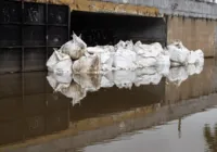 Prefeitura usa sacos para fechar comportas danificadas em Porto Alegre