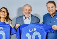 Presidente do Cruzeiro presenteia Lula com camisa do time