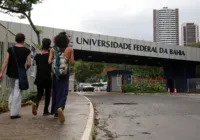 Professores universitários em greve avaliam proposta do governo