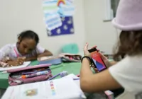 Proibição do uso de celulares nas escolas de Salvador divide opiniões