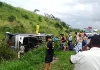 Quatro ficam feridos em acidente com ônibus na Bahia