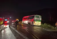 Quatro pessoas morrem em acidente de ônibus na BR-101