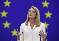 Roberta Metsola é reeleita presidente do Parlamento da UE