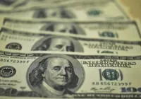 Dólar sobe 1% em meio a queda das commodities e iene valorizado