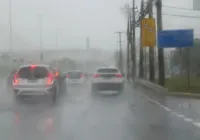Salvador amanhece com chuva moderada e população sofre transtornos
