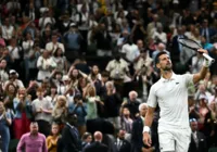 Sem suar, Djokovic avança às semifinais de Wimbledon e mira recorde