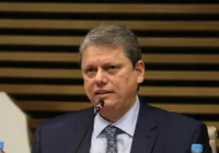 Tarcísio sanciona lei que cria escolas cívico-militares em SP