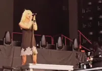Taylor Momsen é mordida por morcego em show na Espanha; ASSISTA