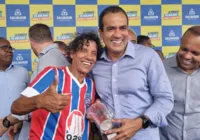 Torcedor-símbolo surpreende Bruno Reis e dá presente inusitado