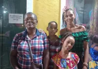 Tradição viva: criançada solta fogos no Pelourinho