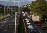 Trânsito na BR-324 segue lento por causa da saída para o interior