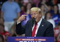 Trump reforça promessas e ataca imigrantes em 1º comício após atentado