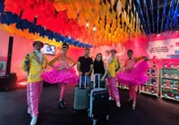 Turistas são recebidos com arraiá junino no aeroporto