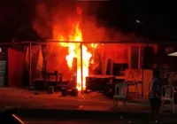 Incêndio atinge barrraca de frutas e assusta moradores na Suburbana