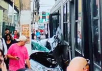 VÍDEO: Ônibus prensa carro em poste e motorista escapa por 30 segundos