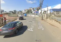 Veículo bate em poste e fica destruído na avenida Juracy Magalhães