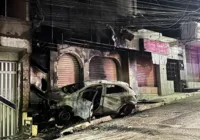 Carro desgovernado em chamas causa pânico a moradores de Candeias