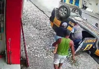 Viatura da DMTT capota na Rua do Comércio durante perseguição