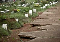 Vídeo: Adolescentes retiram corpo de túmulo e fazem piada em cemitério