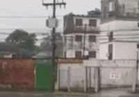 Vídeo: Água sobre pelos bueiros e volta a inundar ruas do RS