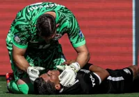 Vídeo: Bandeirinha desmaia em jogo da Copa América e é socorrido