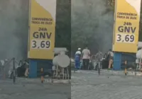 Vídeo: carro pega fogo dentro de posto de gasolina na Avenida Paralela