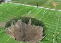 Vídeo: Cratera gigante se abre em campo de futebol nos EUA