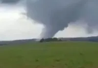 Vídeo: Em meio às enchentes, tornado atinge cidade no RS
