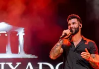 Vídeo: Fã cai ao tentar invadir palco de Gusttavo Lima