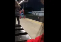 Vídeo: Homem agride 'Homem-Aranha' e é jogado nos trilhos de metrô