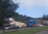 Vídeo: acidente com carros e caminhões trava BR-324 nesta terça