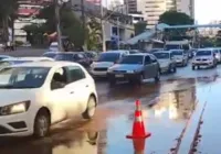 Vídeo: buraco complica trânsito na Av. Tancredo Neves, em Salvador