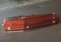 Vídeo: caixão cai de de carro funerário e vira atração em Camaçari