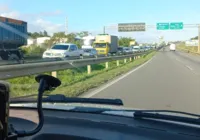 Vídeo: caminhão tomba na 'Via Parafuso' e deixa trânsito lento