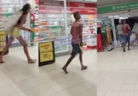 Vídeo: casal invade supermercado utilizando facão