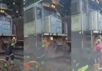 Vídeo: ciclista é atingida em cheio por trem ao posar para foto