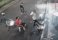 Vídeo: cliente de bar é agredido com socos, chutes e pisões na Pituba