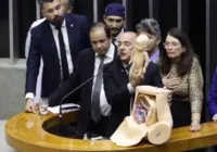 Vídeo: deputado simula aborto em sessão da Câmara