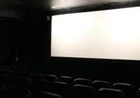 Vídeo: homens discutem e trocam socos dentro de cinema