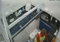 Vídeo: Idoso furta celular dentro de uma clínica em Salvador