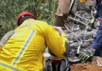 Vídeo mostra detroços de avião que caiu em Santa Catarina