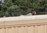 Vídeo mostra homem que atirou em Trump escondido em telhado; confira