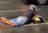 Vídeo: motociclista cai em cratera na Avenida Paralela