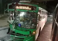 Cenário de destruição: ônibus colidem na Avenida Tancredo Neves; vídeo