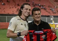 Vitória homenageia David Luiz em retorno do 'cria da toca' ao Barradão