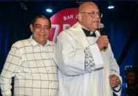 Zeca Pagodinho inaugura bar com seu nome e leva padre para benzer